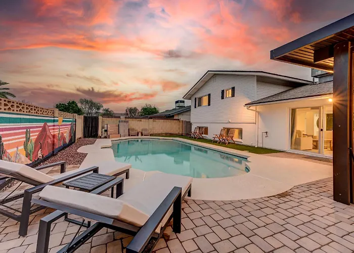 Mulberry Residence, With Heated Pool, Sleeps 15, Pet Friendly Holiday home *