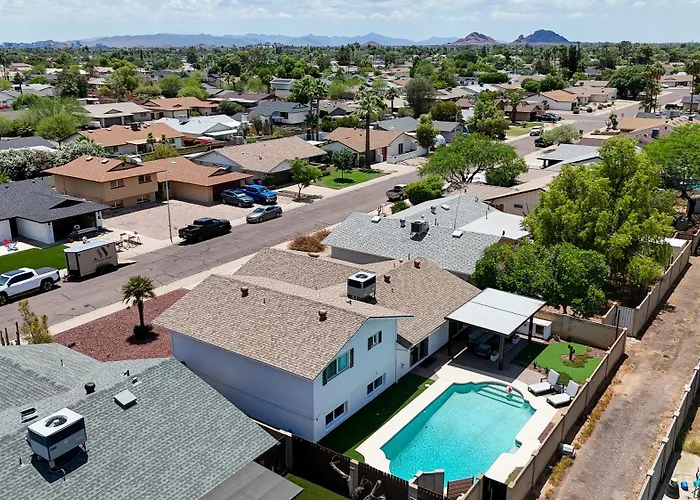 Mulberry Residence, With Heated Pool, Sleeps 15, Pet Friendly Holiday home *