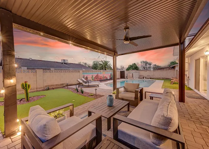 Mulberry Residence, With Heated Pool, Sleeps 15, Pet Friendly Holiday home Scottsdale