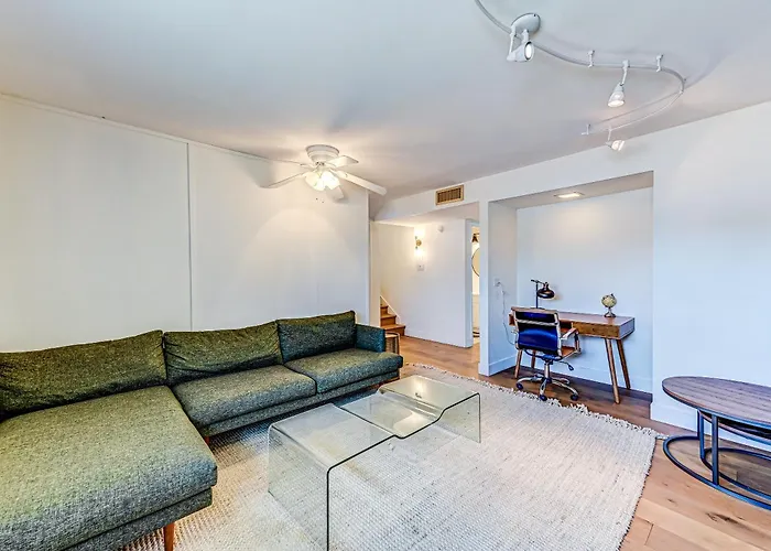 Mulberry Residence, With Heated Pool, Sleeps 15, Pet Friendly Holiday home Scottsdale