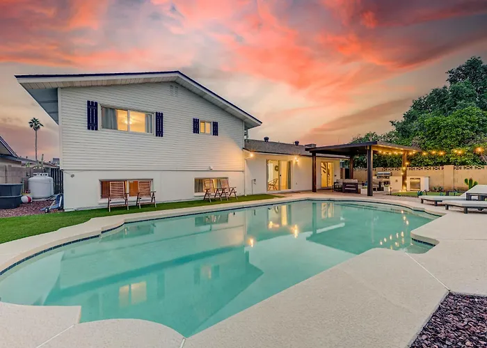 Mulberry Residence, With Heated Pool, Sleeps 15, Pet Friendly Holiday home *