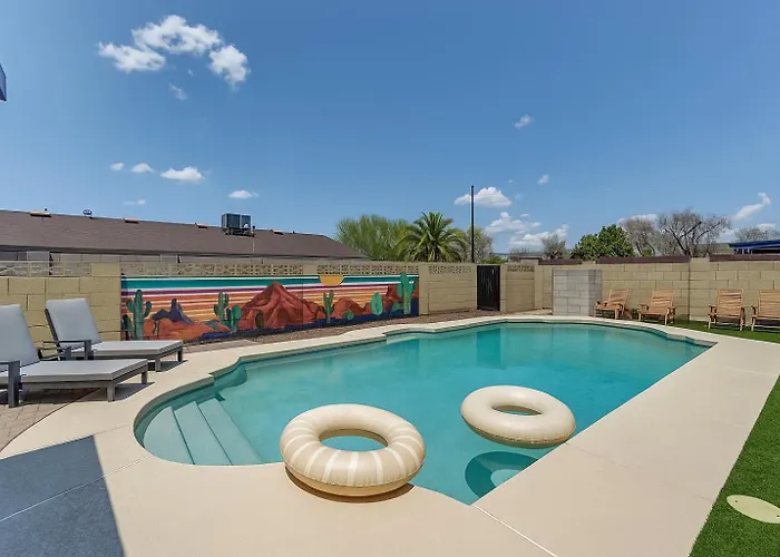 Mulberry Residence, With Heated Pool, Sleeps 15, Pet Friendly Holiday home *