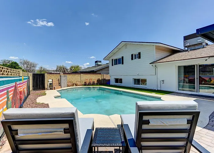 Mulberry Residence, With Heated Pool, Sleeps 15, Pet Friendly Holiday home *