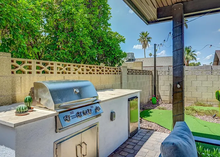 Mulberry Residence, With Heated Pool, Sleeps 15, Pet Friendly Holiday home Scottsdale