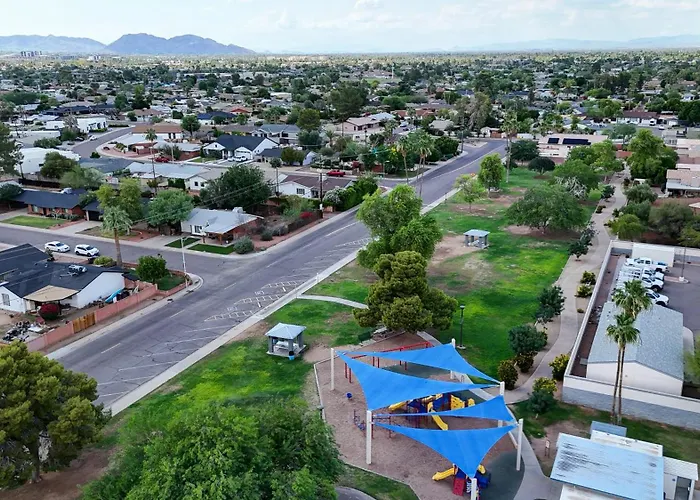 Mulberry Residence, With Heated Pool, Sleeps 15, Pet Friendly Holiday home Scottsdale